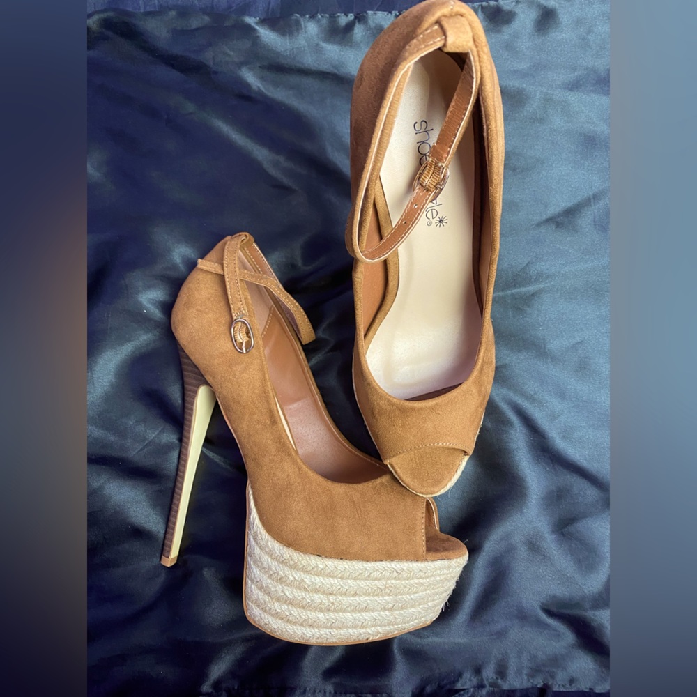 Shoe Dazzle Camel/tan heels